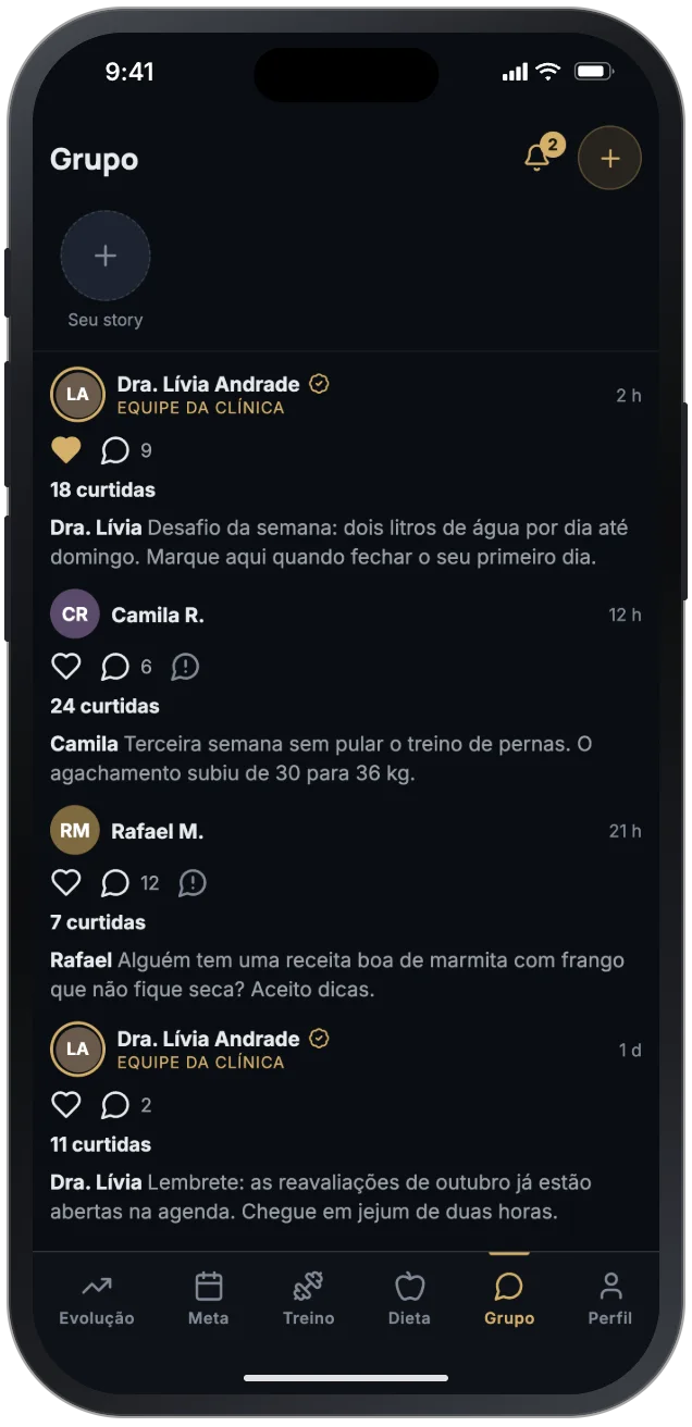 Tela de grupo do app do paciente: feed da comunidade da clínica com stories, posts da equipe e dos pacientes, curtidas e comentários.