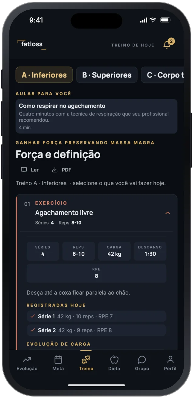 Tela de treino do app do paciente: treinos A, B e C, plano Força e definição e o exercício Agachamento livre aberto, com séries, repetições, carga, descanso e as séries registradas hoje.